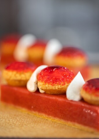 Dessert raffiné avec présentation élégante, préparé par le Traiteur de Châtelaine à Genève.