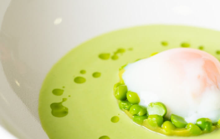 Œuf parfait servi dans une soupe créative par le Traiteur de Châtelaine pour un événement professionnel