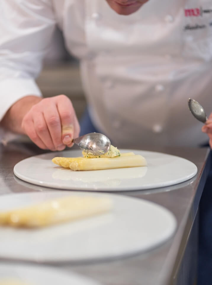 Dressage soigné d’une assiette gastronomique par le Traiteur de Châtelaine à Genève.