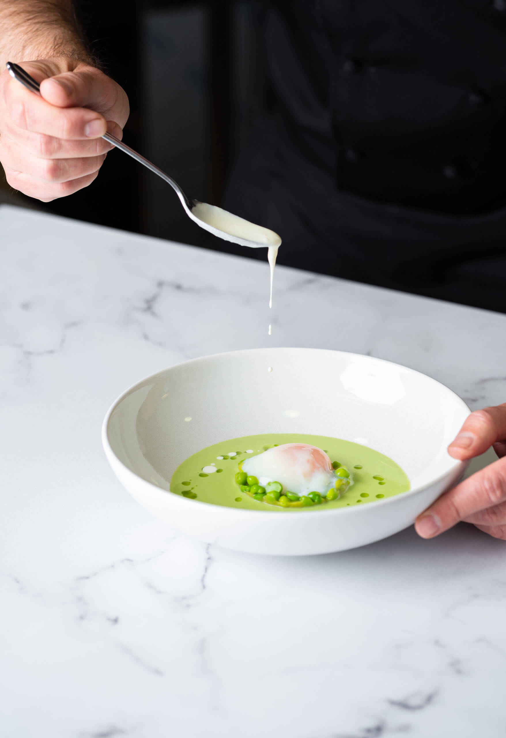 Soupe créative avec œuf parfait, plat du Traiteur de Châtelaine à Genève.
