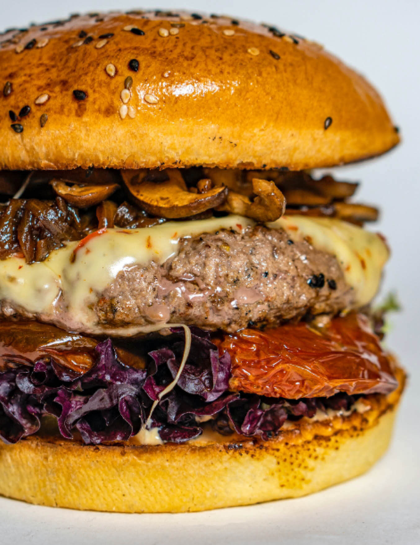 Burger gourmet avec ingrédients frais et savoureux, préparé à La Table du Traiteur à Meyrin, Genève