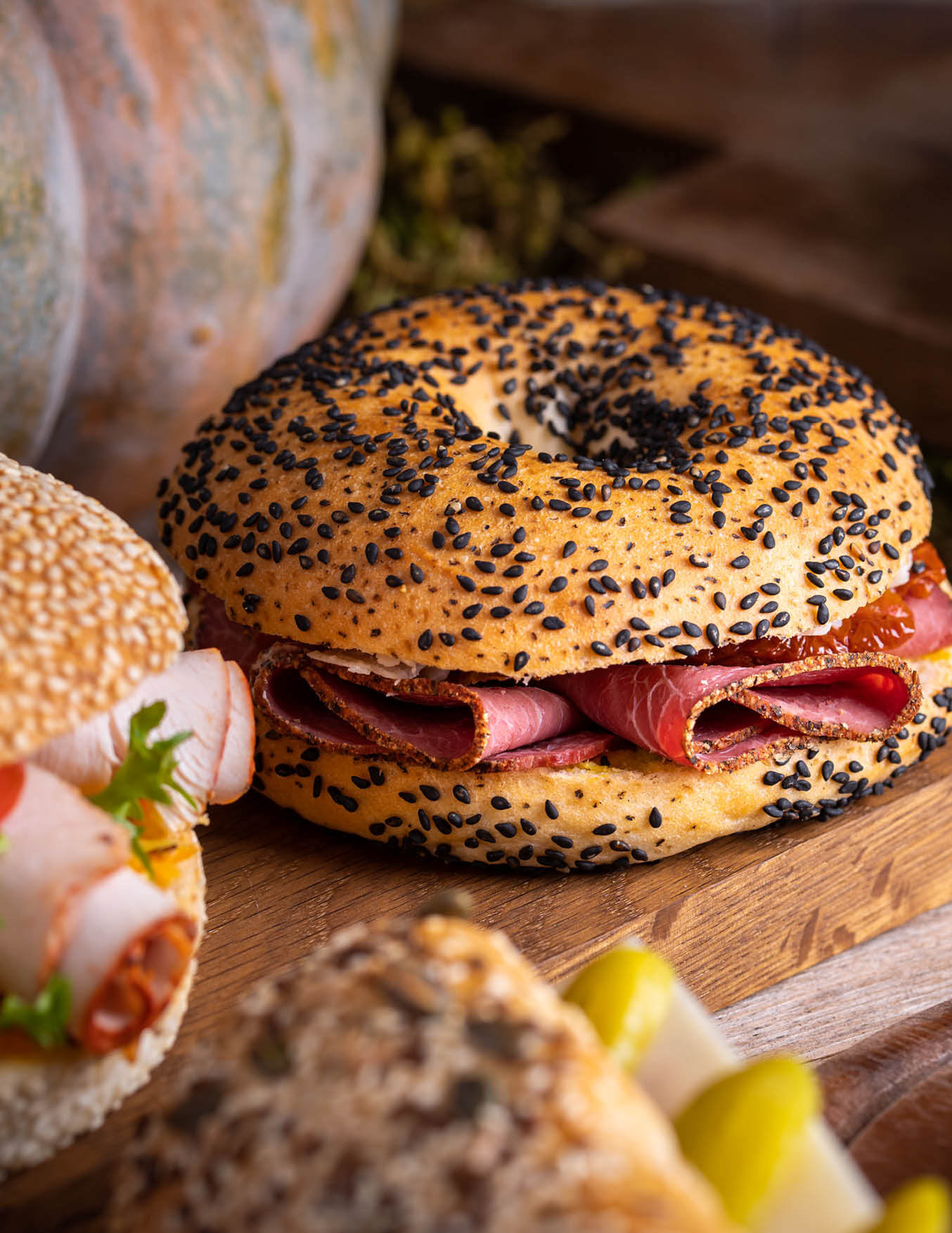 Bar à sandwichs avec pains et garnitures variées à La Table du Traiteur à Meyrin, Genève.
