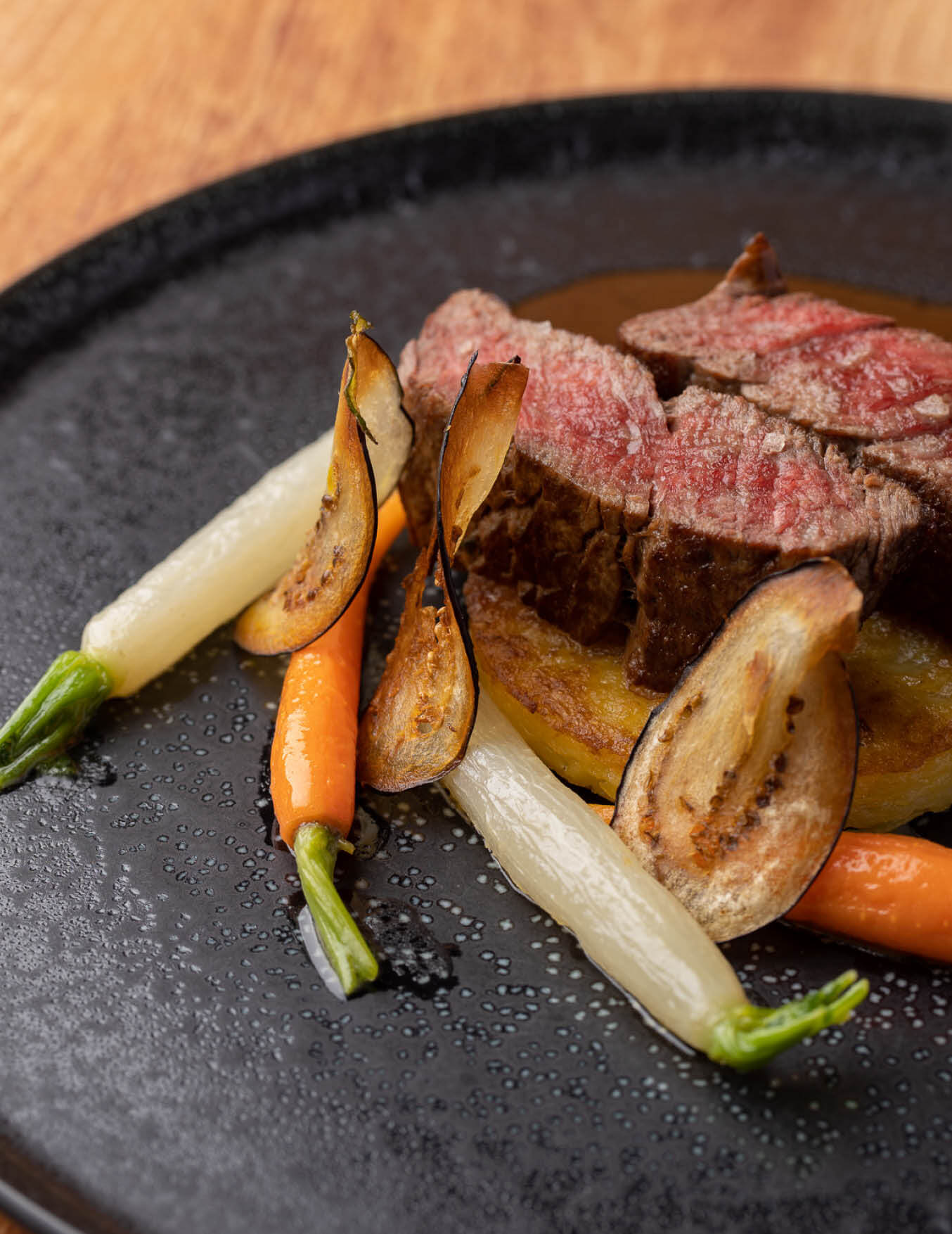 Grillades savoureuses, préparées sur le grill à La Table du Traiteur à Meyrin, Genève
